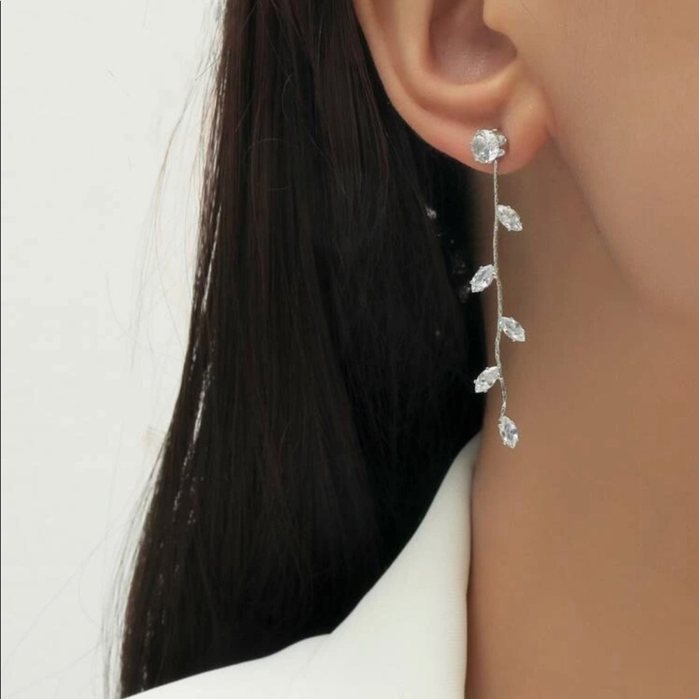 3/20 🔷 Cutest flower drop earrings!!